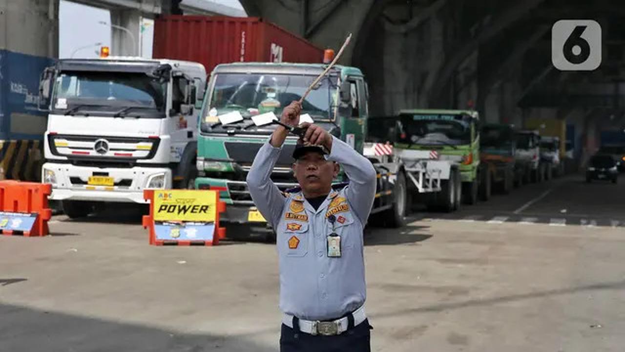 Petugas Gabungan Berjibaku Urai Kemacetan Panjang di Pelabuhan Tanjung Priok Jakarta