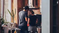 Ilustrasi suami istri memasak bersama | unsplash.com