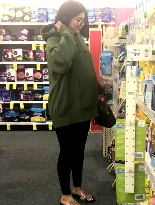 Perempuan tersebut miliki rambut ppedeng dan menggunakan legging serta sweatshirt yang kebesaran. (Backgrid/HarpersBazaar)