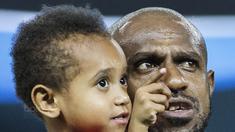 Kapten Persipura, Boaz Solossa, mengajak sang putri sebelum bertanding melawan Bhayangkara FC pada laga Liga 1 Indonesia di Stadion Patriot, Bekasi, Sabtu (9/9/2017). Bhayangkara FC menang 2-1 atas Persipura. (Bola.com/Vitalis Yogi Trisna)