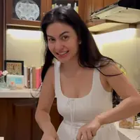 Gaya Ariel Tatum saat sedang masak. [@didietmaulana]