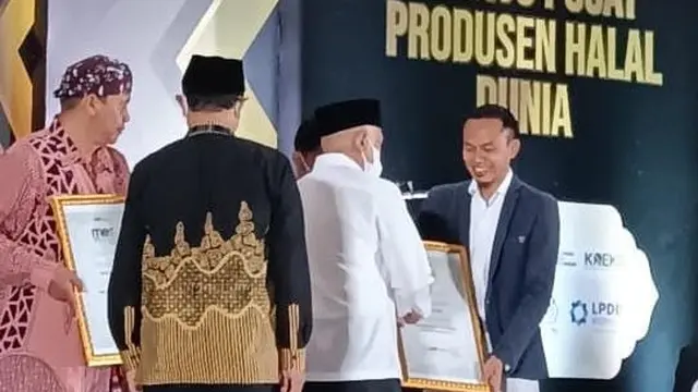 Masyarakat Ekonomi Syariah Daerah Istimewa Yogyakarta memberikan penghargaan kepada Ketua Umum Korps Alumni Forum Silaturrahim Studi Ekonomi Islam (KA-FoSSEI) Sidiq Haryono (Istimewa)