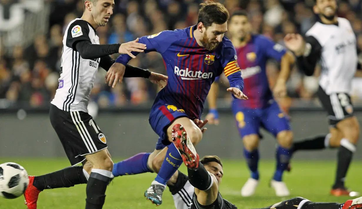 Striker Barcelona, Lionel Messi, berusaha melewati pemain Valencia pada laga leg kedua semifinal Copa del Rey di Stadion Mestalla, Kamis (8/2/2018). Barcelona menang 2-0 atas Valencia. (AP/Alberto Saiz)