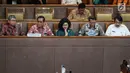 Menteri Kesehatan Nina Moelok saat menghadiri Rapat Paripurna di Kompleks Parlemen, Senayan, Jakarta, Rabu (13/2). Agenda utama rapat untuk pengambilan keputusan terhadap RUU Kebidanan. (Liputan6.com/JohanTallo)