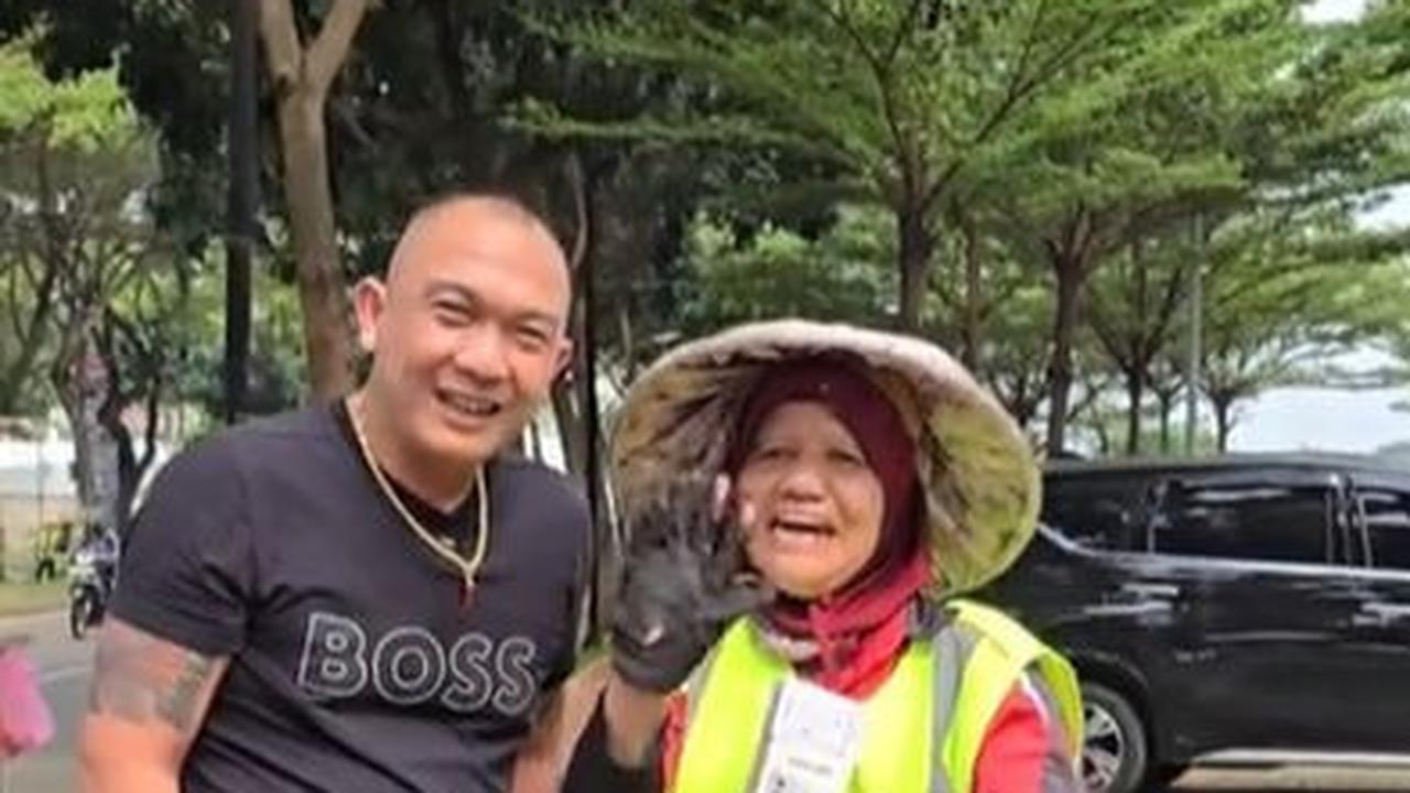 Pengakuan tukang sapu jalanan sempat membuat Jhon kaget lantaran penghasilan yang diterimanya seolah tak sesuai.<br>