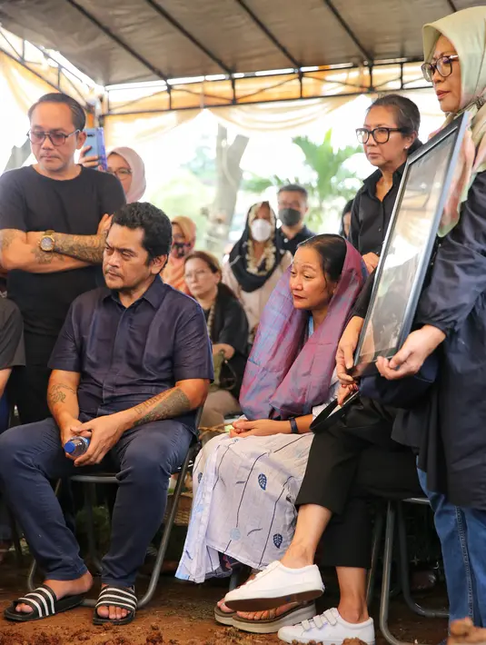 Sari menambahkan, Nomo Koeswoyo meninggal dunia dengan senyum dan mudah. "Jadi kalau ditanya kronologi seperti apa, om Nomo pergi dengan senyum dan mudah," kata Sari. [Foto:Adrian Putra/Fimela.com]