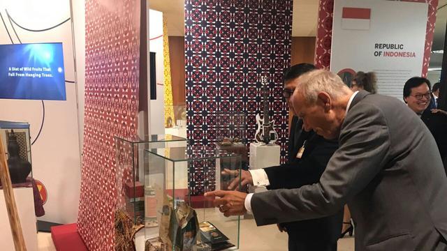 Menkumham RI Yasonna Laoly bersama Dirjen WIPO Francis Gurry meninjau produk kekayaan intelektual Indonesia  di acara  pameran Sidang Umum WIPO, Senin (2/10) di Jenewa, Swiss (Reza Perdana/Liputan6.com)
