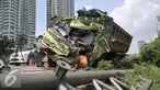 Petugas Jasa Marga mengevakuasi truk ringsek yang menabrak tiang rambu petunjuk arah di Jalan Tol Jakarta-Tangerang, Jakarta, Senin (5/9). Truk bernomor polisi B 935 IC menabrak tiang rambu lalu lintas di kilometer 6,5. (Liputan6.com/Yoppy Renato)