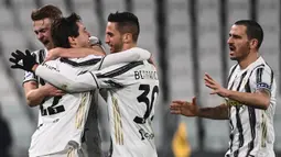Pemain Juventus merayakan gol yang dicetak Federico Chiesa ke gawang Atalanta pada laga lanjutan Liga Italia di Allianz Stadium, Kamis (17/12/2020) dini hari WIB. Juventus bermain imbang 1-1 menghadapi Atalanta. (AFP/Marco Bertorello)