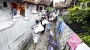 Warga menerima bantuan sembako dari Jurnalis Peduli di Pulau Panjang, Serang, Banten, Sabtu (30/1/2021). Kegiatan Jurnalis Peduli yang bekerjasama dengan BNI dan Jamkrindo bertujuan meringankan beban warga terdampak Covid-19 yang memiliki mata pencarian sebagai nelayan. (Liputan6.com/Pool/JP)