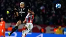 Pemain Paris Saint Germain (PSG) Kylian Mbappe berebut bola dengan pemain Red Star Belgrade Filip Stojkovic saat bertanding pada Grup C Liga Champions di Beograd, Serbia, Selasa (11/12). PSG menang dengan skor 4-1. (AP Photo/Darko Vojinovic)