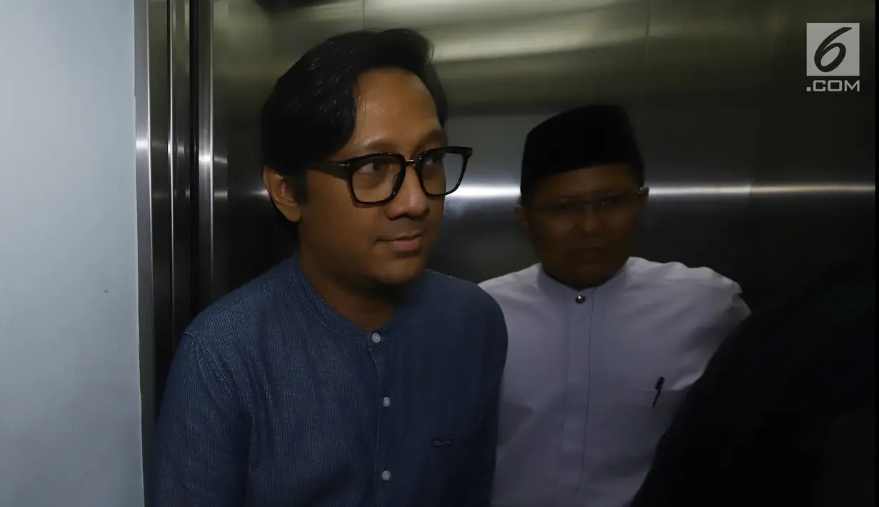 Komedian Andre Taulany bersama KH. Cholil Nafis bersiap memberikan keterangan pers terkait  ucapannya di sebuah stasiun televisi yang dinilai menghina Nabi Muhammad SAW di kantor MUI, Jakarta, Sabtu (4/5/2019). (merdeka.com/Imam Buhori)