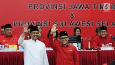Pasangan Cagub-Cawagub Jawa Timur, Saifullah Yusuf (baju putih) dan Abdullah Azwar Anas saat diperkenalkan Ketua Umum PDIP Megawati Soekarno Putri di Jakarta, Minggu (15/10). Megawati juga menetapkan Cagub-Cawagub Sulsel. (Liputan6.com/Helmi Fithriansyah)
