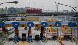 Kendaraan memasuki area gerbang tol Jagorawi, Jakarta, Rabu (8/7/2015). Pemerintah mulai Selasa (7/7) pukul 00.00 WIB memberikan diskon tarif seluruh ruas jalan tol sebesar 25-35 persen sampai Rabu (22/7) pukul 24.00 WIB. (Liputan6.com/Faizal Fanani)