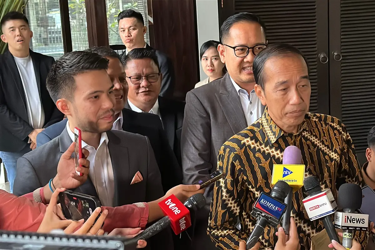 Presiden ke-7 RI Joko Widodo alias Jokowi bersama anggota tim kuasa hukum di Menteng, Jakarta Pusat, Selasa (22/4/2025). (Liputan6.com/Nanda Perdana Putra)