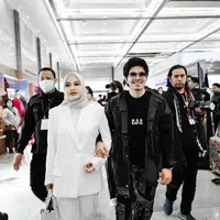 Digandeng sang suami, Aurel Hermansyah kenakan set blazer putih layaknya lady boss [@aurelhermansyah]