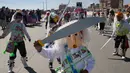 Siswa mengenakan topeng dari wadah minyak goreng plastik sambil menari "Paquchi" pada festival di Bolivia, Selasa (14/8). Siswa sekolah San Roque membuat kostum dari bahan daur ulang untuk meningkatkan kesadaran pengelolaan limbah padat. (AP/Juan Karita)