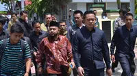 Wali Kota Bengkulu, Helmi Hasan, saat menghadiri pemeriksaan, Kamis (4/6/2015), di kantor Kejaksaan Negeri Bengkulu. (Liputan6.com/Yuliardi Hardjo Putra)