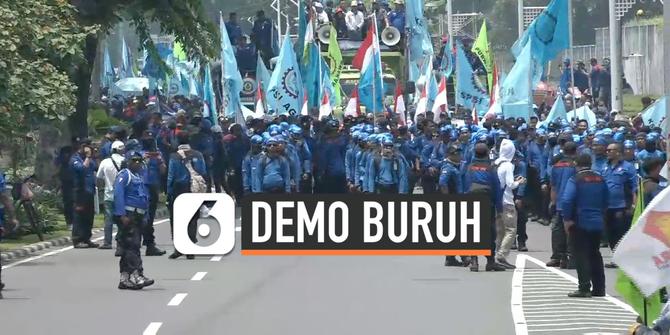 VIDEO: Demo Buruh Tolak Draft RUU Omnibus Law