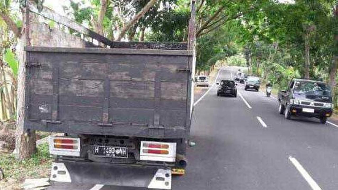 Truk dengan muatan terbakar terus melaju, warga Jembrana histeris