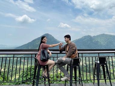 Bak pasangan yang masih pacaran, pasangan aktor dan model asal Malaysia, Aditya Zoni dan Yasmine Ow beberapa waktu belakangan ini mencuri perhatian. Keduanya tampil bak pasangan muda yang tengah asyik pacaran sambil menikmati pemandangan alam. (Liputan6.com/IG/@real_aditya1)