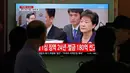 Warga menonton layar TV yang menyiarkan berita mantan presiden Korea Selatan Park Geun-hye, Seoul, Korea Selatan, Jumat (6/4). Park dituduh menekan pengusaha dan konglomerat untuk memberi uang sebagai imbalan atas bantuan politik. (AP Photo/Lee Jin-man)