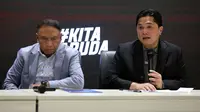 Ketua Umum PSSI, Erick Thohir (kanan) ditemani wakil ketua umum PSSI 1, Zainudin Amali memberikan keterangan kepada wartawan saat konferensi pers mengenai pembentukan yayasan PSSI dan perwasitan Indonesia di GBK Arena, Senayan, Jakarta, Kamis (22/06/2023). (Bola.com/Bagaskara Lazuardi)