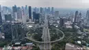Foto udara memperlihatkan kondisi arus lalu lintas di kawasan Semanggi, Jakarta, Kamis (3/4/2025). (merdeka.com/Arie Basuki)