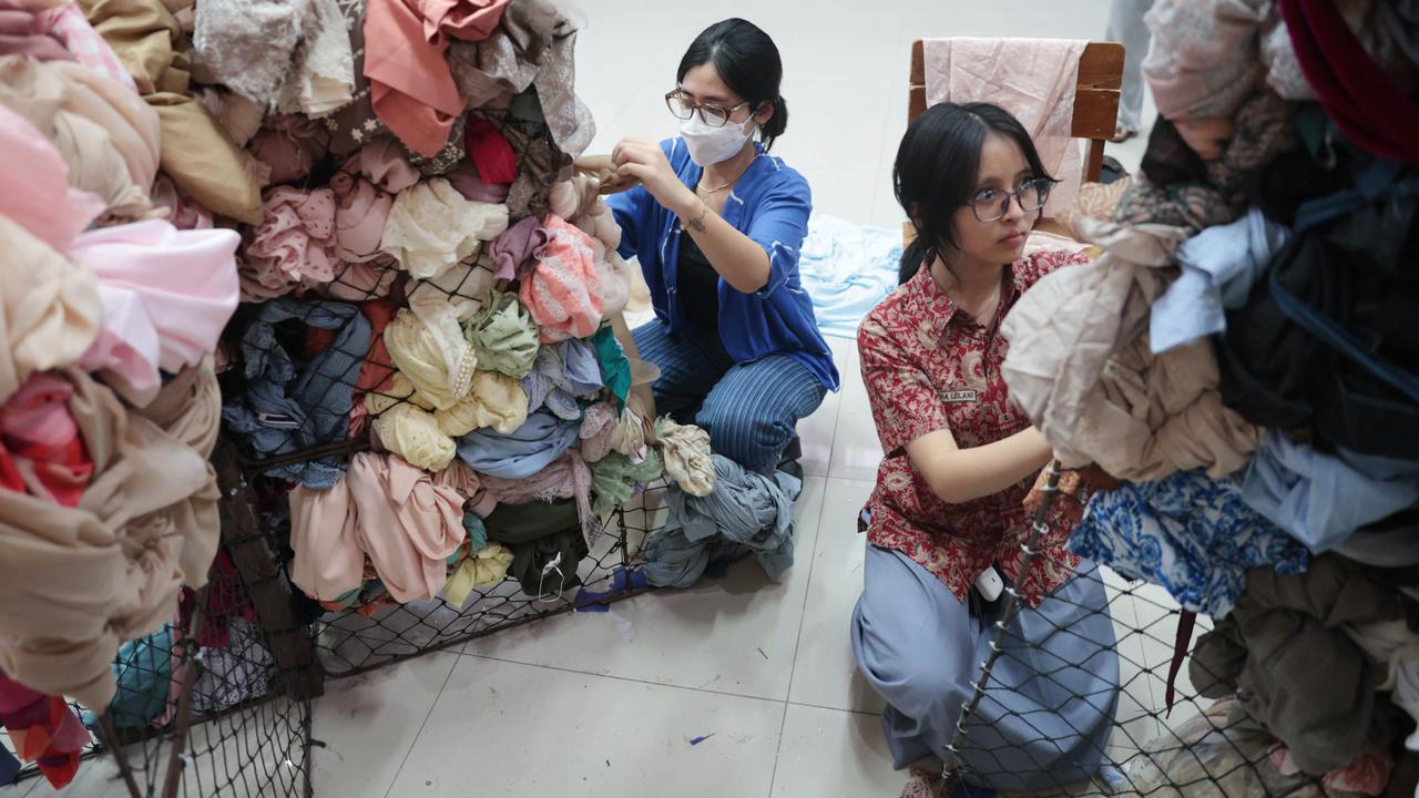 Barang Bekas Disulap Jadi Karya Seni