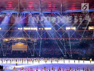 Tulisan Indonesia menghiasi Stadion Bukit Jalil ketika kontingen Indonesia tampil pada parade atlet pembukaan SEA Games 2017 di Kuala Lumpur, Malaysia, Sabtu (19/8). (Liputan6.com/Faizal Fanani)