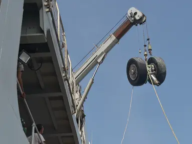 Roda pesawat Lion Air PK-LQP dengan nomor penerbangan JT 610 diangkat ke atas KRI Banda Aceh selama operasi penyelamatan di perairan Tanjung Karawang, Jawa Barat, Jumat (2/11). Roda ditemukan di lokasi dekat penemuan black box Lion Air. (ADEK BERRY/AFP)