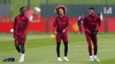 Pemain Manchester United, Kobbie Mainoo, Hannibal Mejbri dan Marcus Rashford tertawa bersama saat sesi latihan di Carrington Training Complex, Senin (23/10/2023). (AP/Nick Potts)