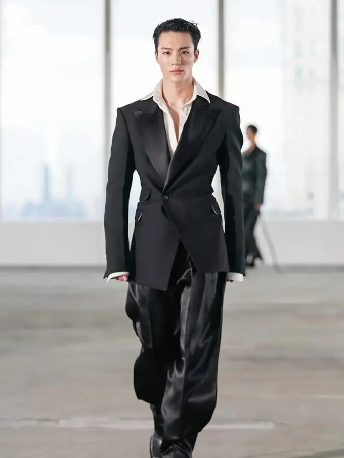 Gaya Jeno NCT Melenggang di Runway New York Fashion Week, Tampil Gagah Pakai Jas Backless