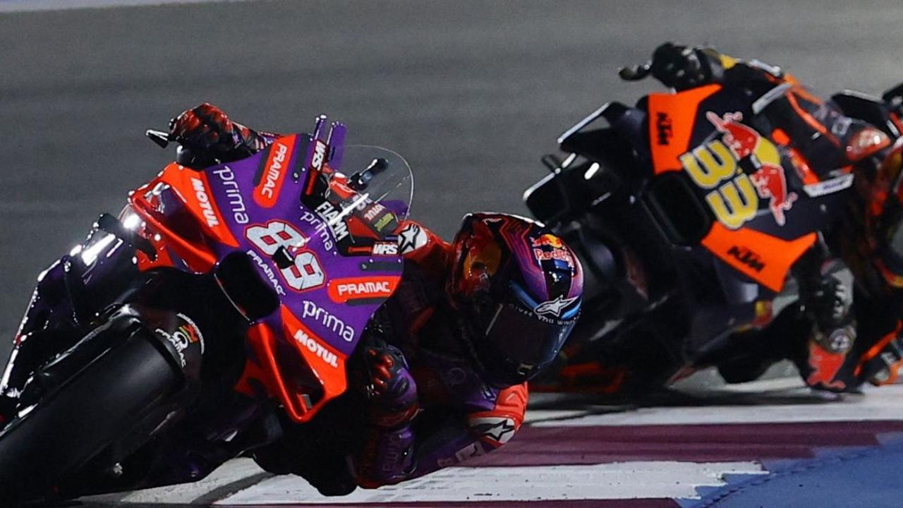 Pembalap Spanyol dari tim Prima Pramac Racing, Jorge Martin tampil mengagumkan dalam balapan seri pertama MotoGP Qatar 2024 yang digelar di Sirkuit Losail, Qatar, Sabtu (9/3/2024). Foto: REUTERS/Ibraheem Al Omari<br>