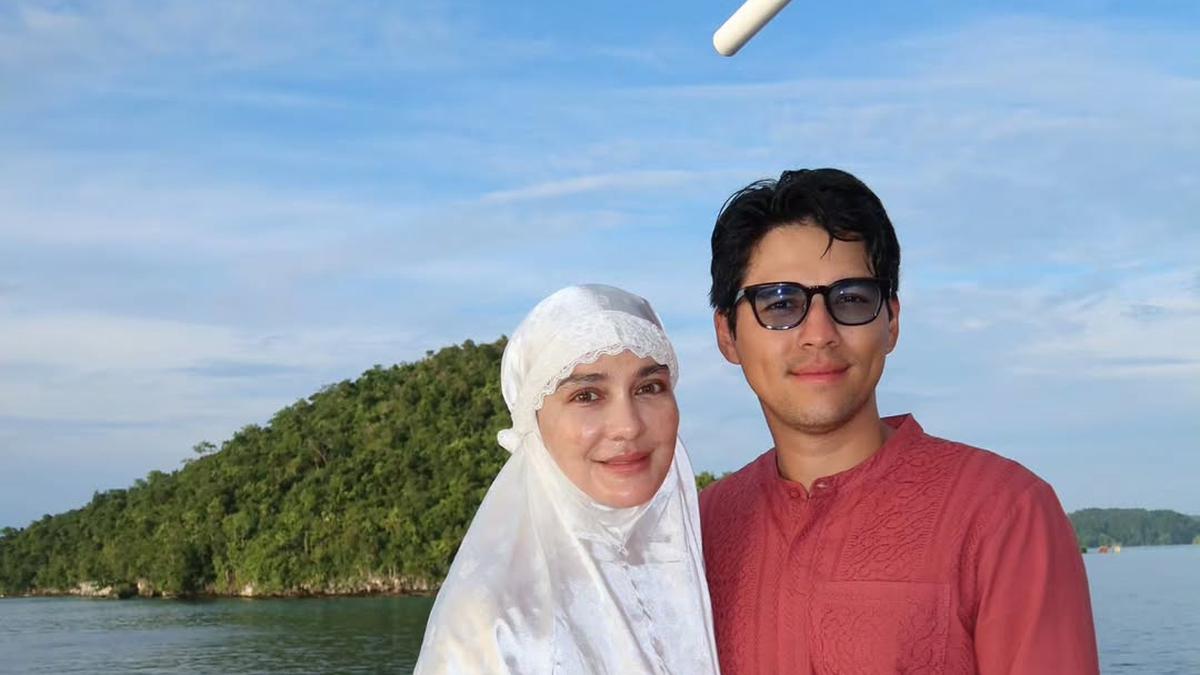Lebaran Anti-Mainstream, Gaya Luna Maya dan Maxime Bouttier Salat Id di Tengah Laut Raja Ampat Bareng Cinta Laura
