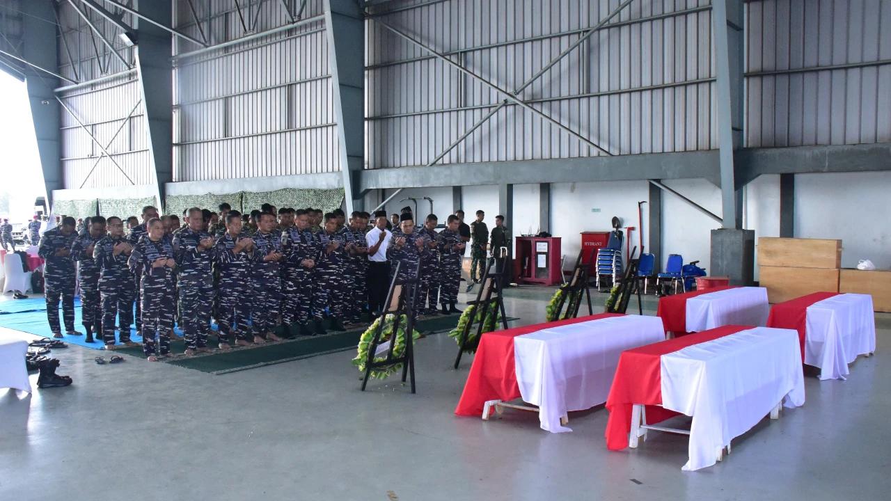 Pangkormar Pimpin Pelepasan Prajurit Marinir yang Gugur saat Longsor Cisarua, TNI AL Beri Penghormatan Militer