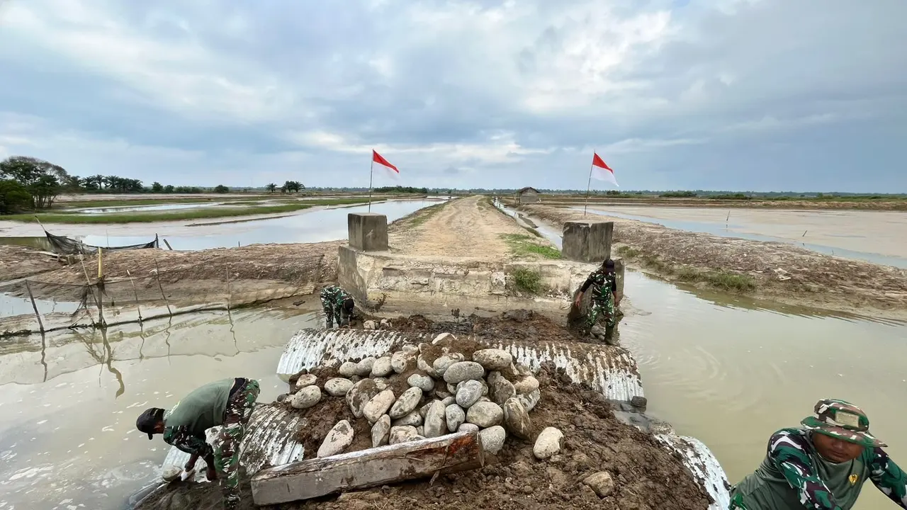Pekerjaan ini melibatkan Kementerian Pekerjaan Umum (PU) serta personel TNI AD.