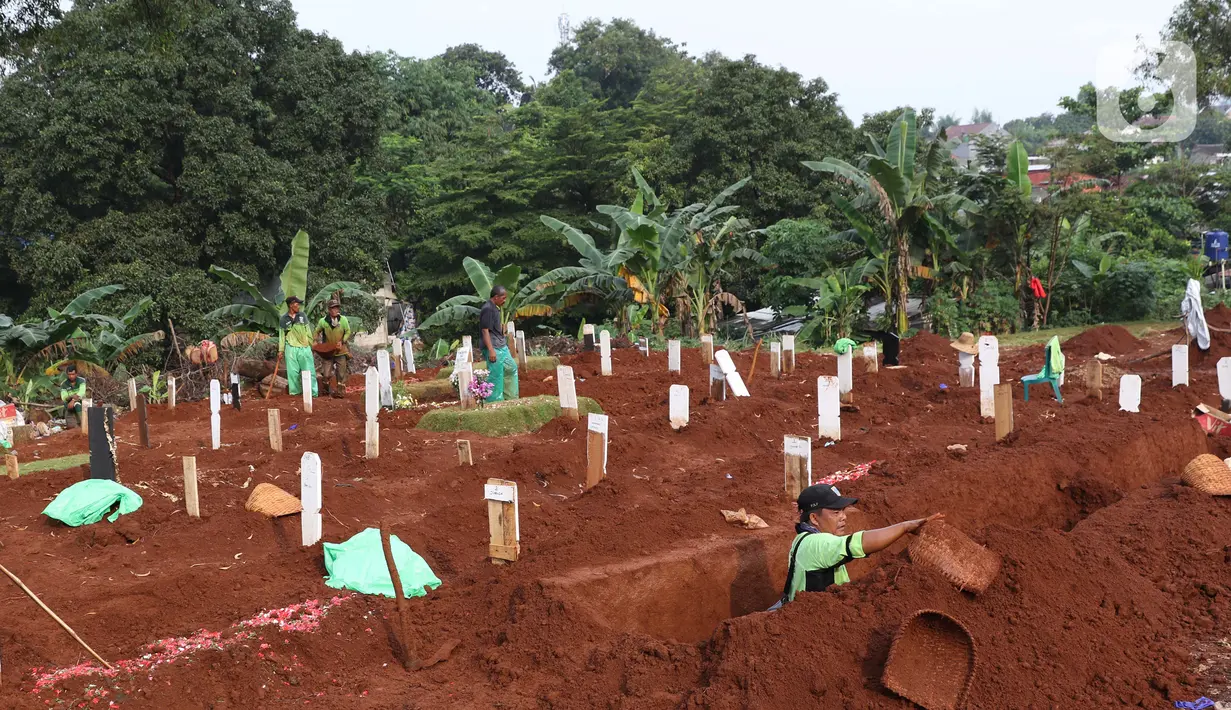 Pekerja menyiapkan makam jenazah terduga terinfeksi COVID-19 di TPU Pondok Ranggon, Jakarta, Jumat (8/5/2020). Lahan khusus pemakaman korban COVID-19 yang berlokasi di blok AA-1 sudah penuh sehingga pemakaman jenazah baru dilakukan di lahan sekitar BLAD 115. (Liputan6.com/Helmi Fithriansyah)