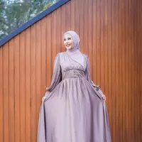 Seperti yang terlihat dalam potret ini, Dara tampil elegan dengan dress satin berwarna lilac yang dipadukan dengan hijab warna senada. (Instagram/ daraarafah).