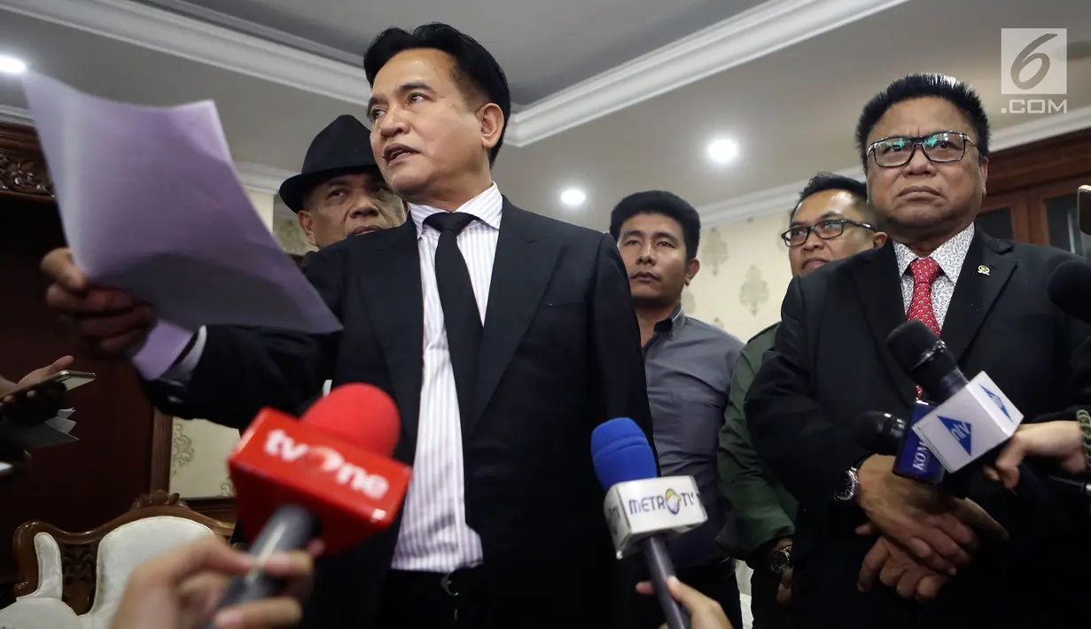 Ketua DPD Oesman Sapta Odang dan Yusril Ihza Mahendra saat pertemuan di Gedung Nusantara III, Jakarta, Selasa (26/7). Yusril menyatakan putusan MK terkait larangan pengurus partai nyaleg DPD RI tidak berlaku surut. (Liputan6.com/Johan Tallo)