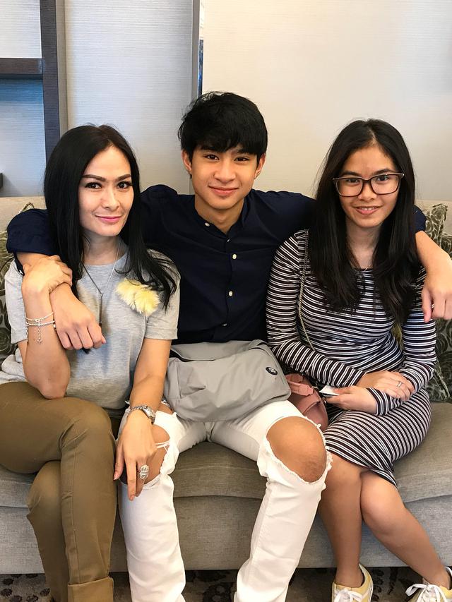 [Bintang] Keluarga Iis Dahlia