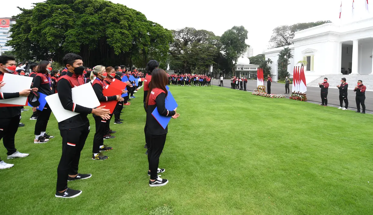 <p>Sejumlah atlet mengikuti upacara penyerahan bonus atlet SEA Games ke-31 Vietnam di Halaman Istana Merdeka, Jakarta, Senin (13/6/2022). Presiden menyerahkan total bonus kepada seluruh atlet sebesar Rp130,5 Miliar sementara untuk pelatih dan asisten pelatih sebesar Rp32 Miliar. (FOTO: Lukas - Biro Pers Sekretariat Presiden)</p>