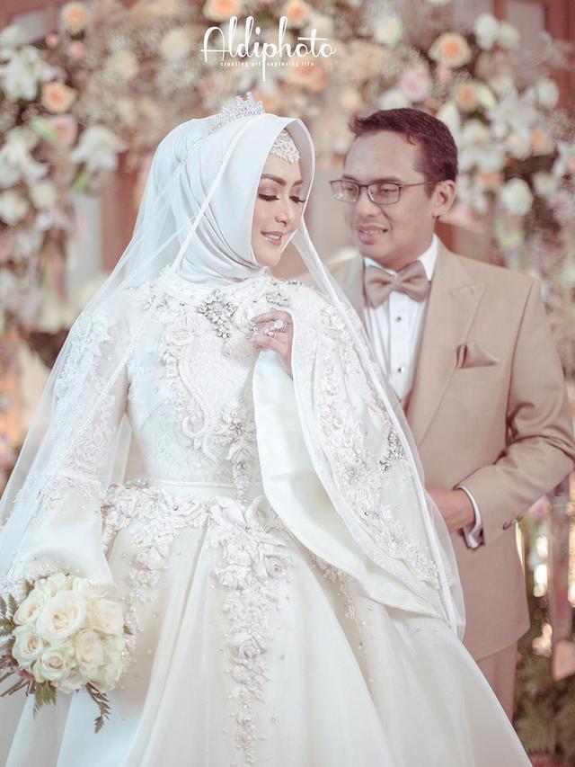 Kembali Rujuk, Ini 6 Momen Pernikahan Eddies Adelia dan Mantan Suami