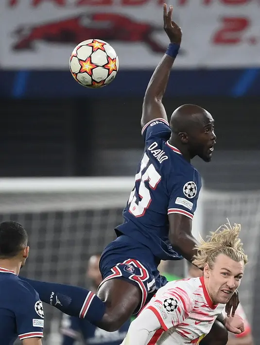 Gelandang Paris Saint Germain (PSG) Danilo Pereira berebut bola dengan pemain tengah RB Leipzig Emil Forsberg (kanan) pada matchday keempat fase grup Liga Champions di Sheriff Stadium, Kamis dinihari WIB (4/11/2021). PSG harus puas dengan skor imbang 2-2. (FRANCK FIFE / AFP)
