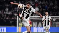 AC Milan berupaya mendatangkan Mario Mandzukic secara gratis pada bursa transfer Januari 2021. (AFP/Marco Bertorello)