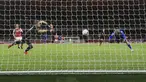 Penyerang Leicester City, Jamie Vardy (kanan) saat memasukan bola ke gawang Arsenal yang dijaga kiper Bernd Leno pada pertandingan lanjutan Liga Inggris di Stadion Emirates di London, Inggris, Minggu (25/10/2020). Leicester City menang 1-0 atas Arsenal. (Catherine Ivill/Pool via AP)
