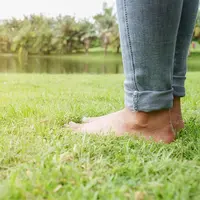 Grounding Punya Manfaat bagi Kesehatan Tubuh, Simak Cara Melakukannya. Foto: Mindandi/Freepik.