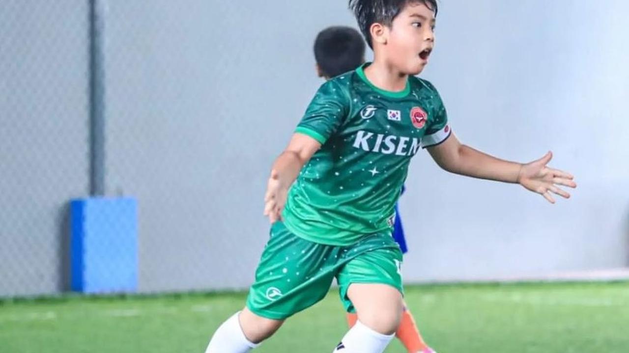 Keseruan sepak bola terpancar jelas dari wajah Judeo yang kini tumbuh menjadi anak yang tampan. Banyak orang yang memuji kemampuan bermainnya.<br>