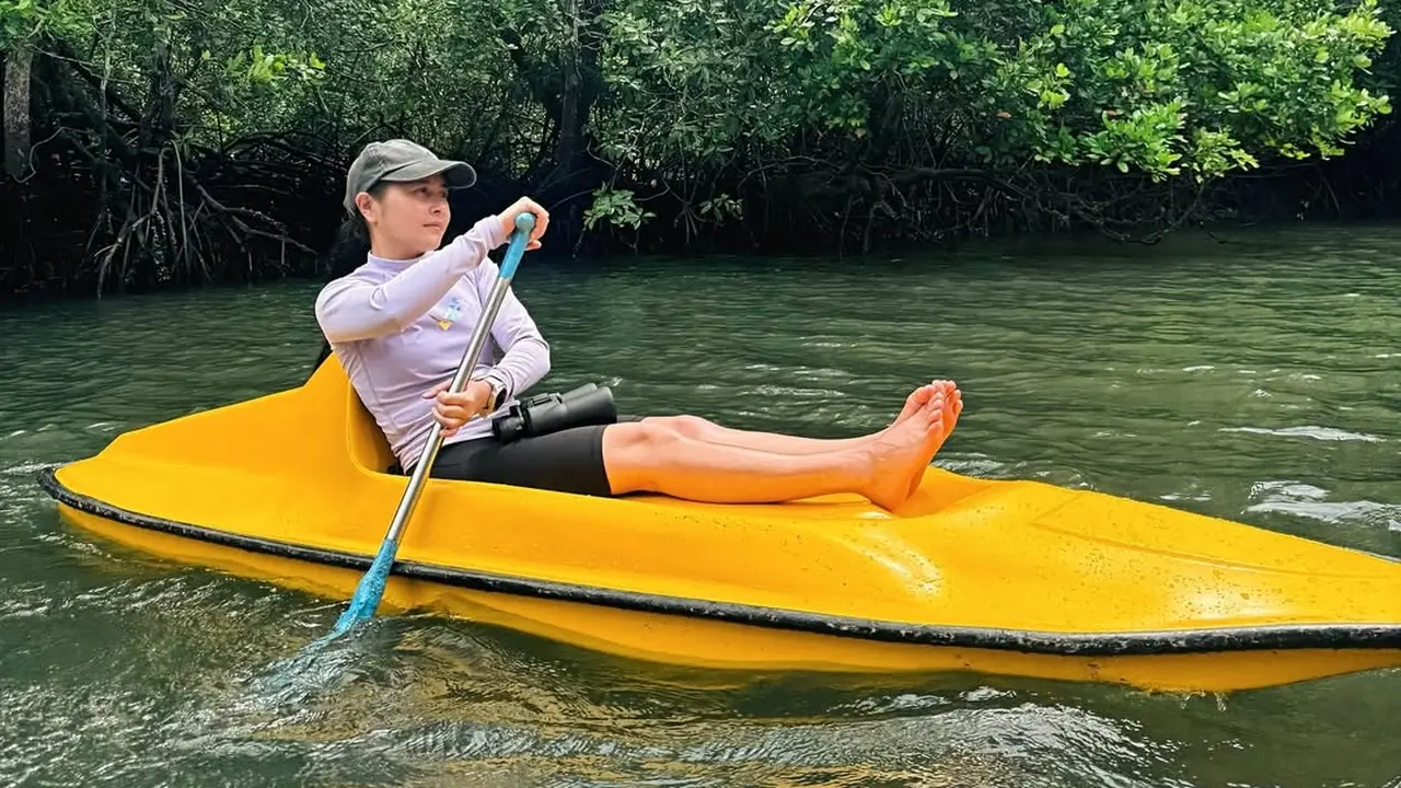 Gaya Sporty Prilly Latuconsina Tampil Sporty dan Menawan dengan Bare Face di Hutan Mangrove Kaimana