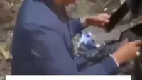 Momen Pendakwah Anwar Zahid Duduk di Pinggir Jalan Usai Kecelakaan (Instagram @halojatimku)